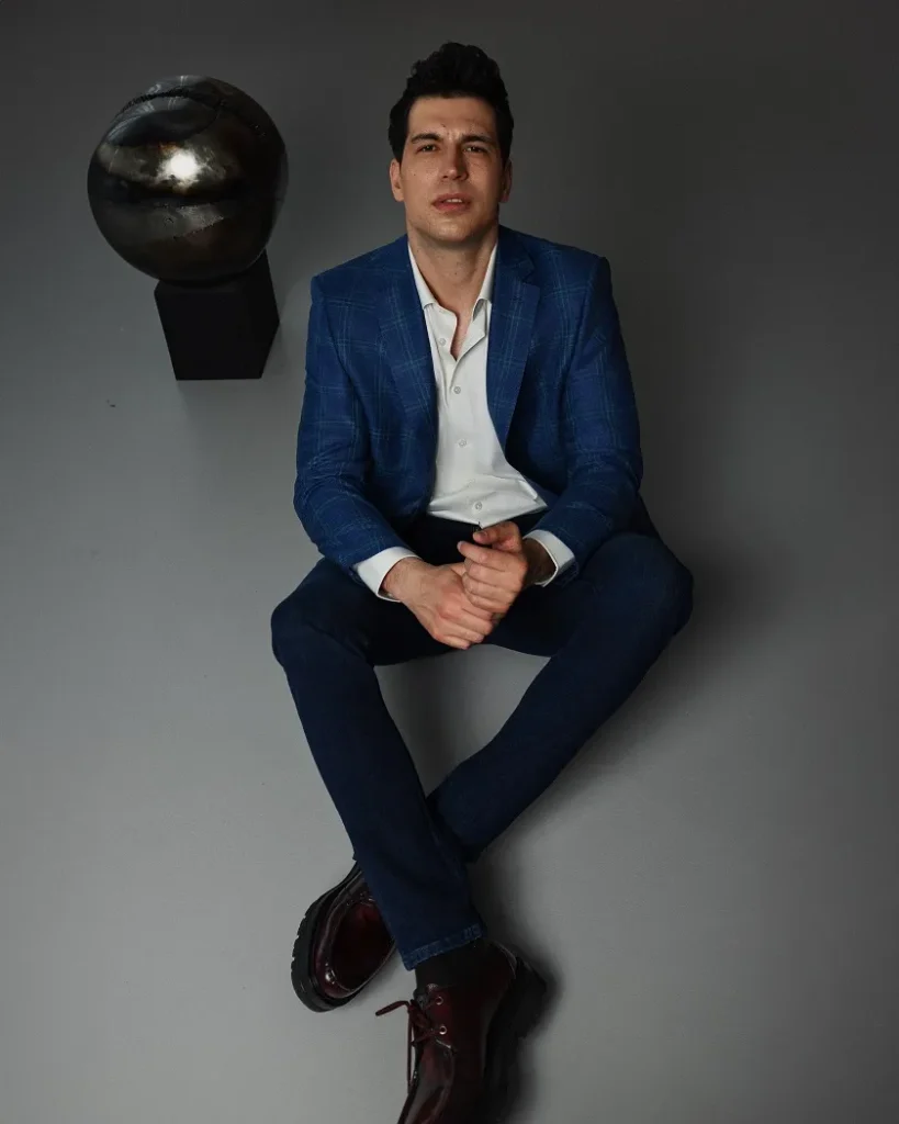 Tamno plavi muški casual sako sa bijelom košuljom bez kravate - Maestro Suits kolekcija