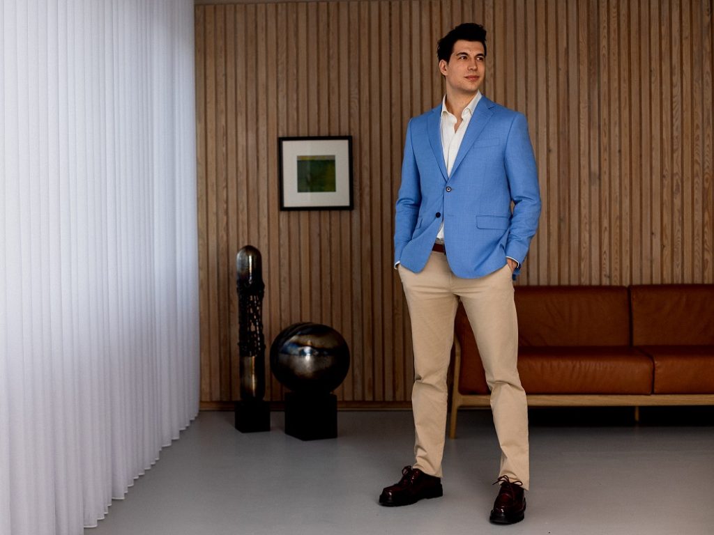 Muški svijetloplavi casual sako u kombinaciji sa bež hlačama - proljetni Maestro Suits stil